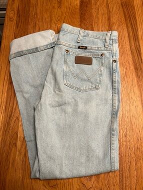 Wrangler Men's Light Wash Relaxed Fit Jeans/Women’s Jeans size 10